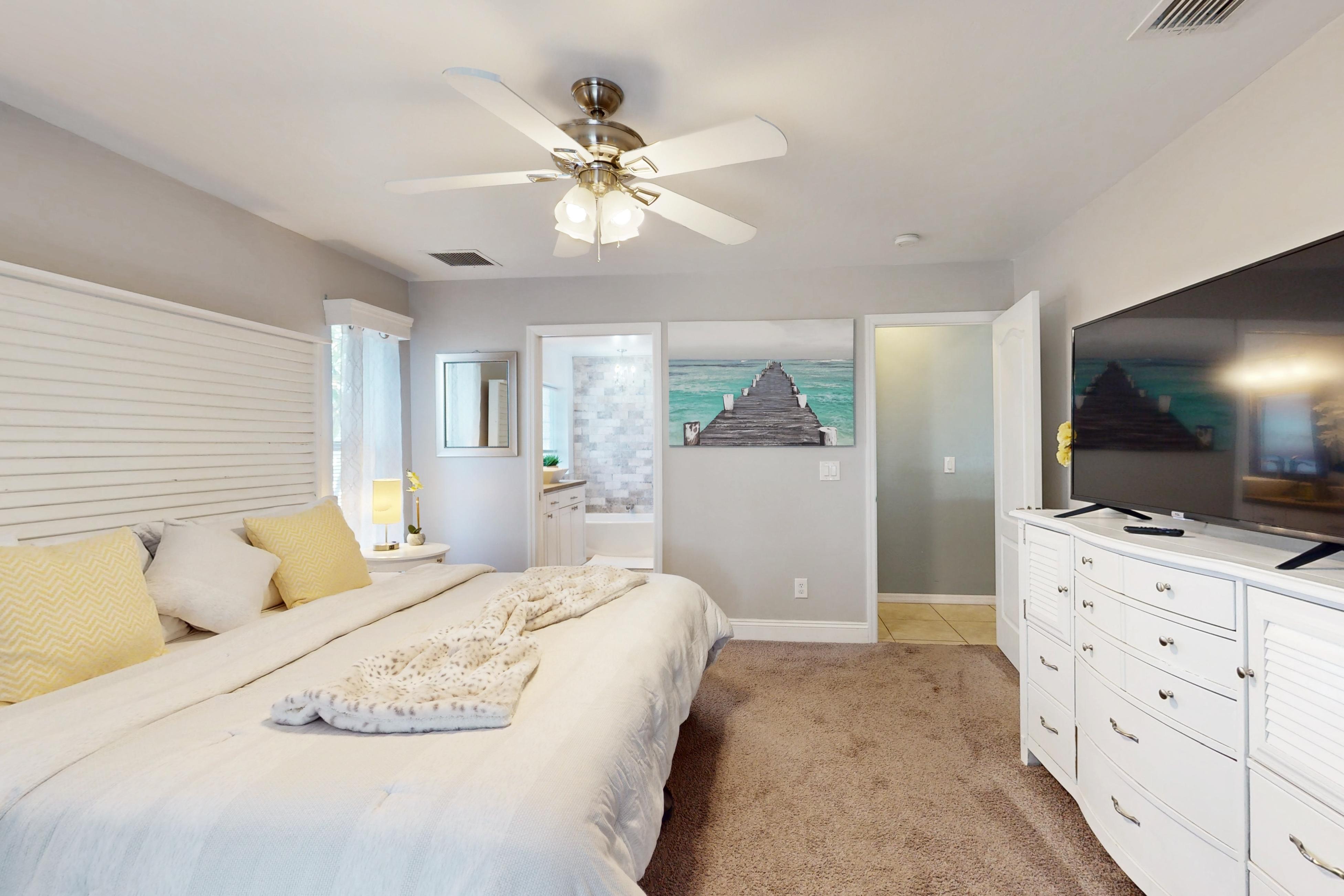 Luxury Retreat in Cape Coral Luxury Retreat in Cape Coral