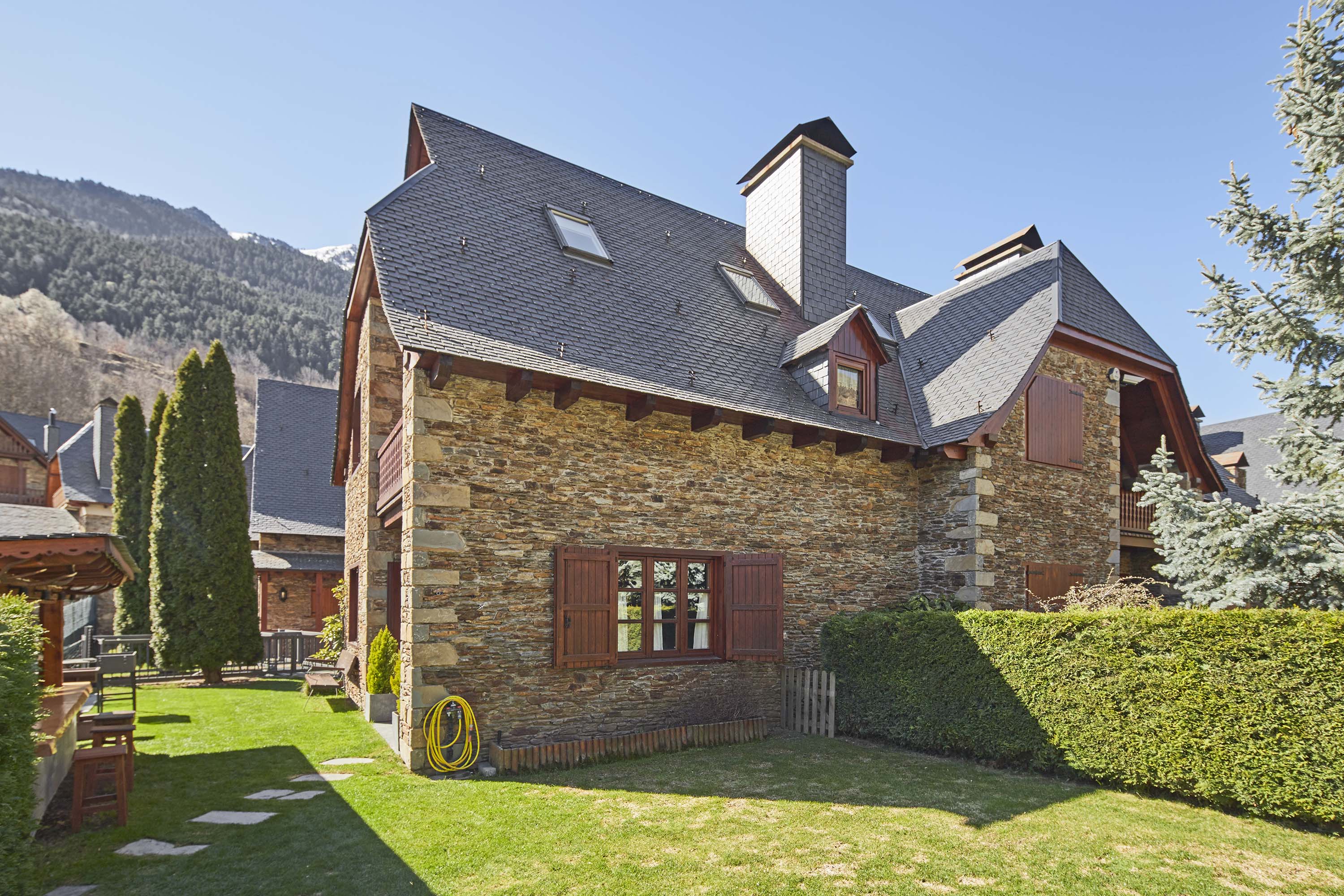 Property Image 1 - Enchanting Spacious House with Marvellous Mountain View