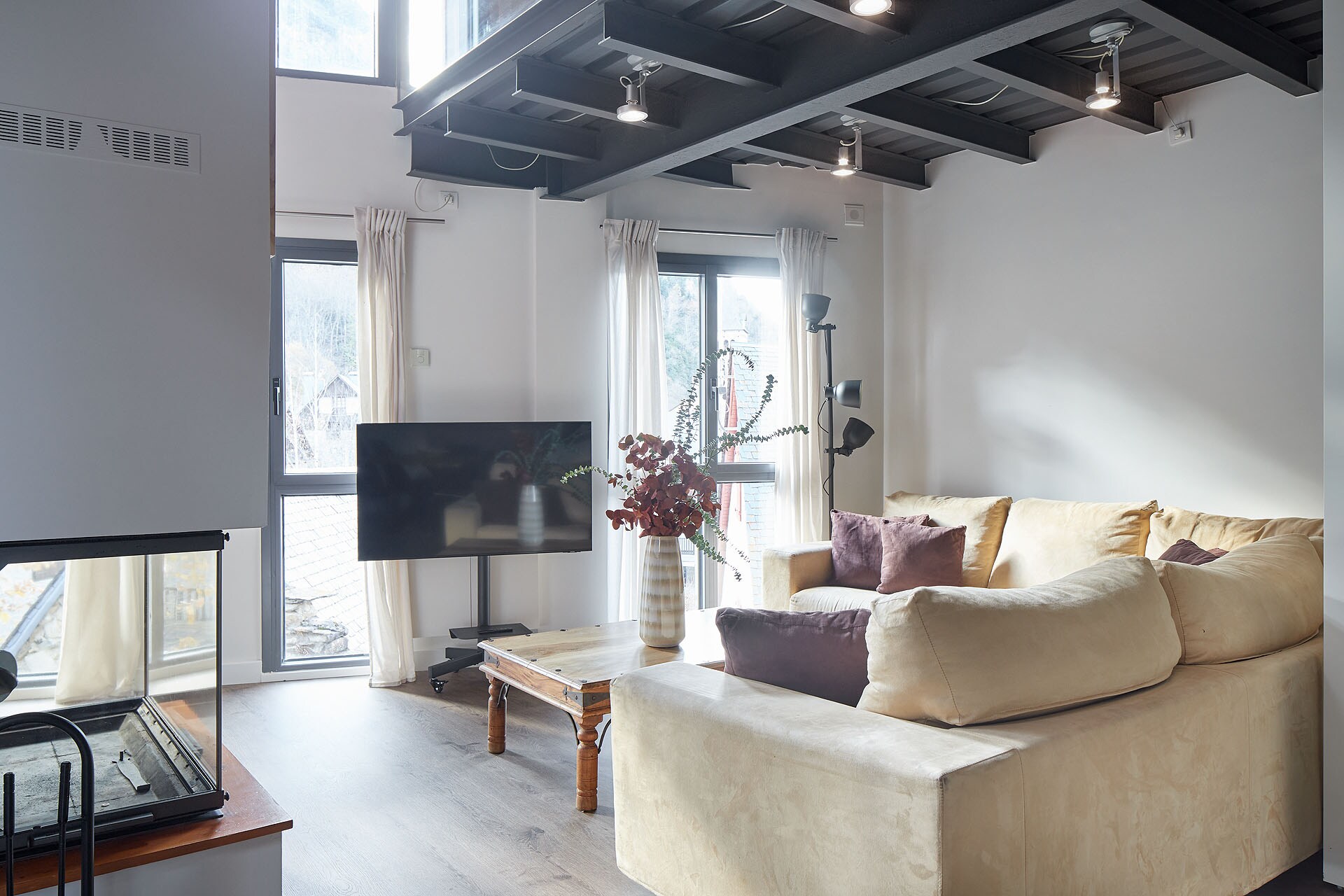 Property Image 1 - Charming Apartment with High Ceiling next to Shops