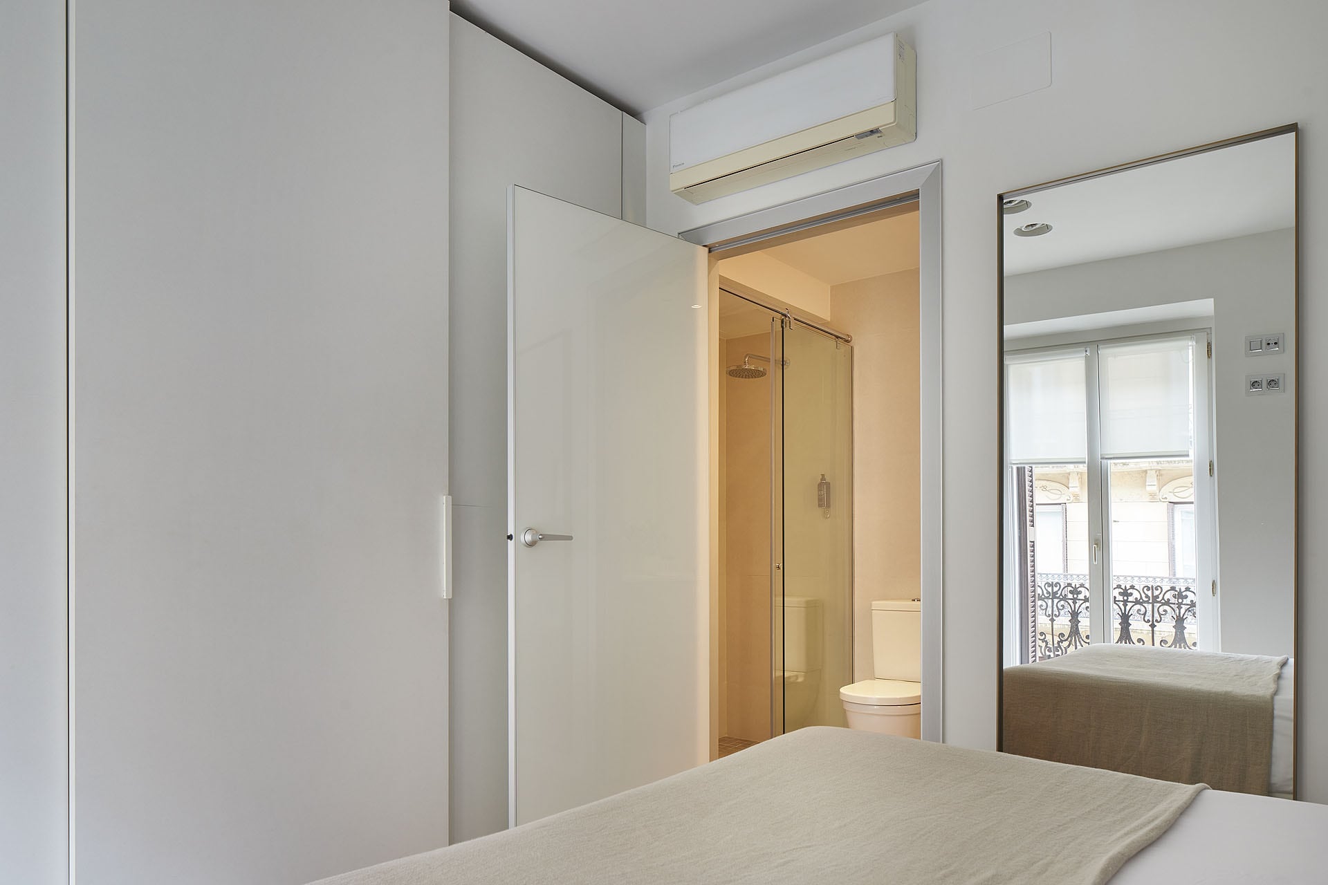 Exclusive Modern Apartment with Large Windows Exclusive Modern Apartment with Large Windows