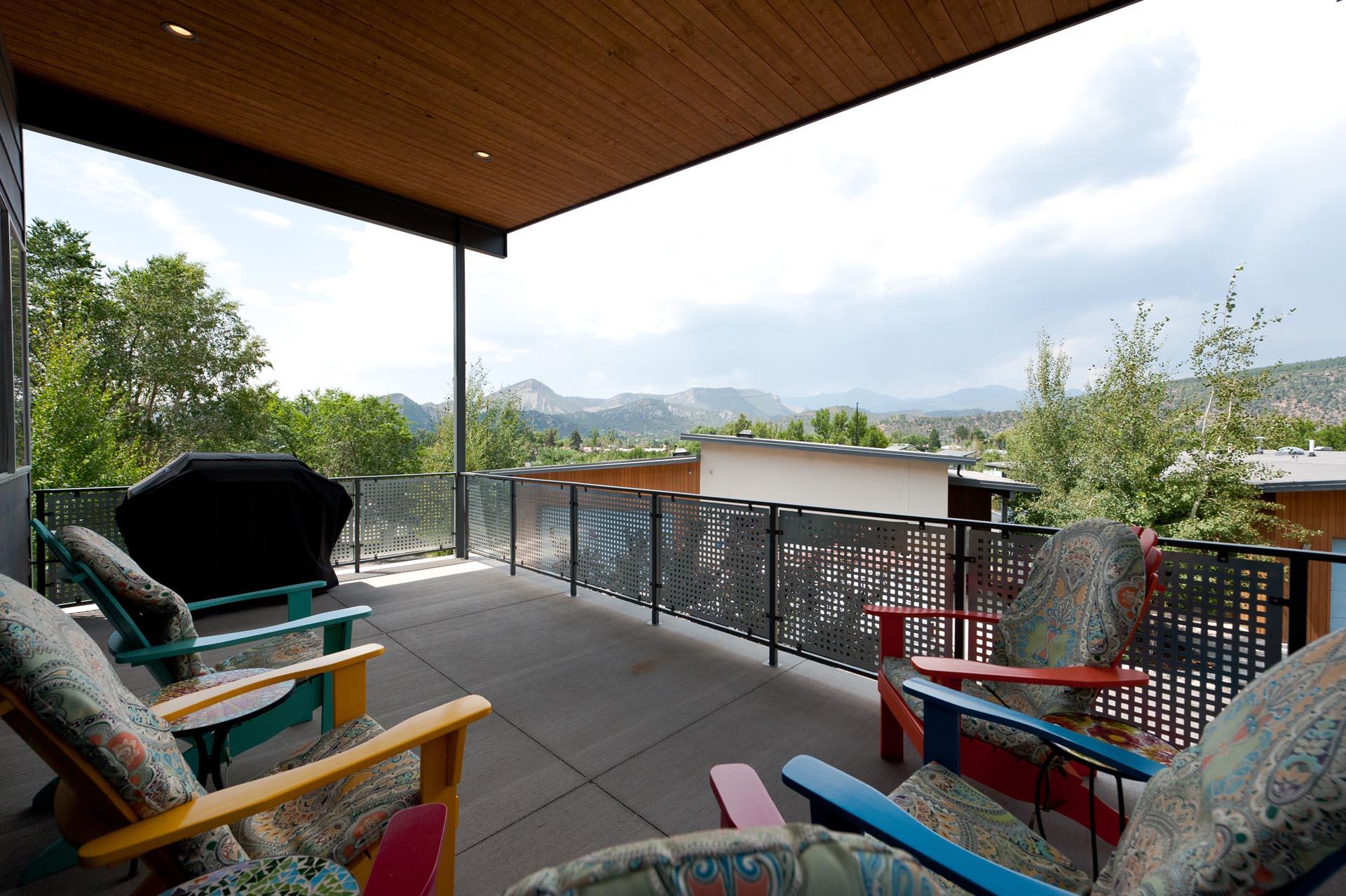 Outdoor patio area and grill. Durango mountain views. Close to downtown.