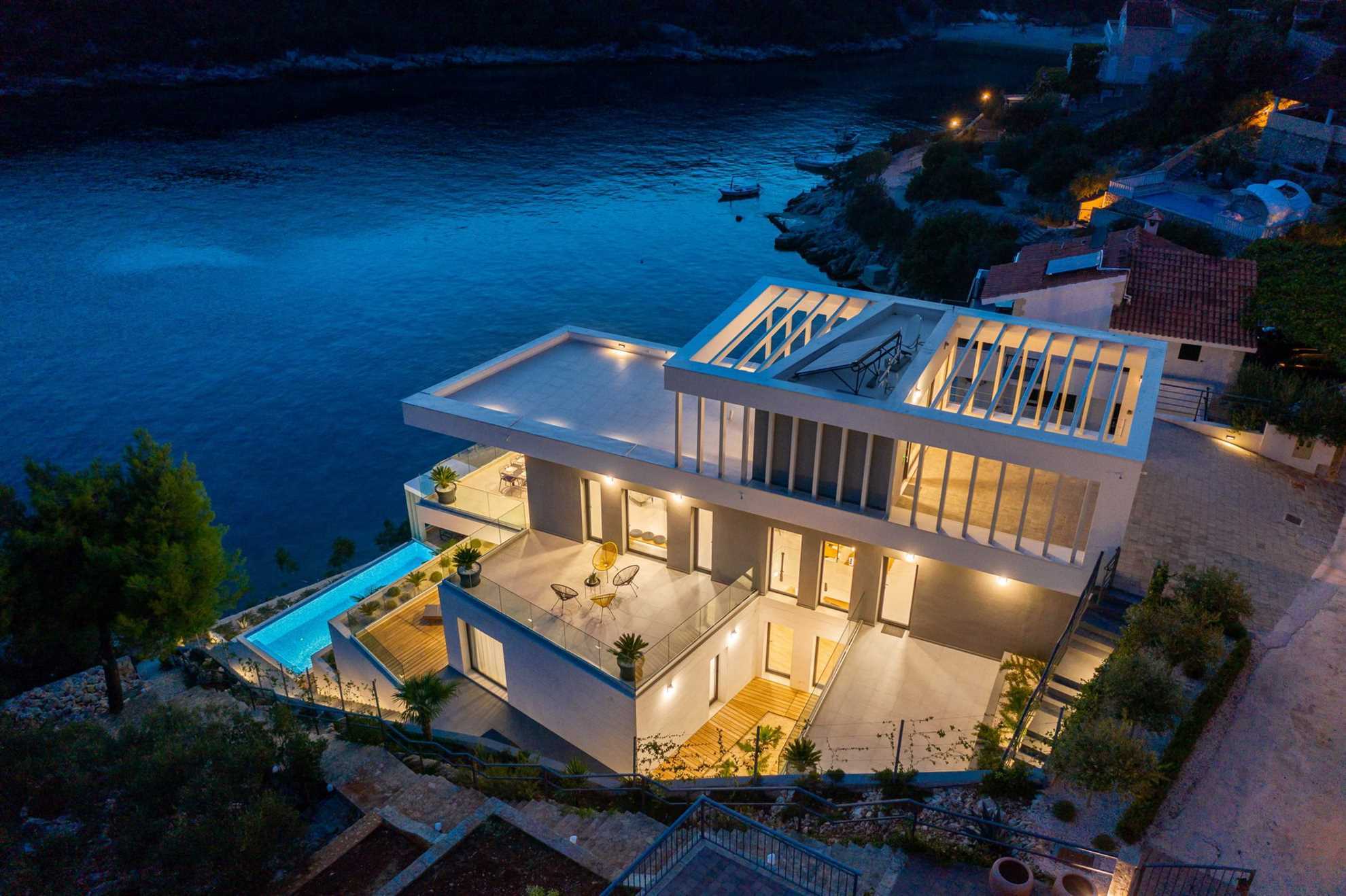 Property Image 1 - Elegant Luxurious Villa Overlooking the Sea and Bay