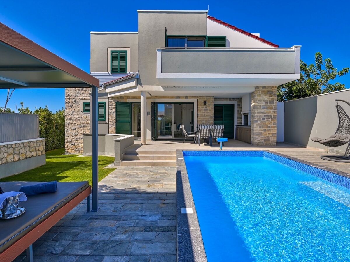 Property Image 2 - Modern Equipped Villa with Pool Patio