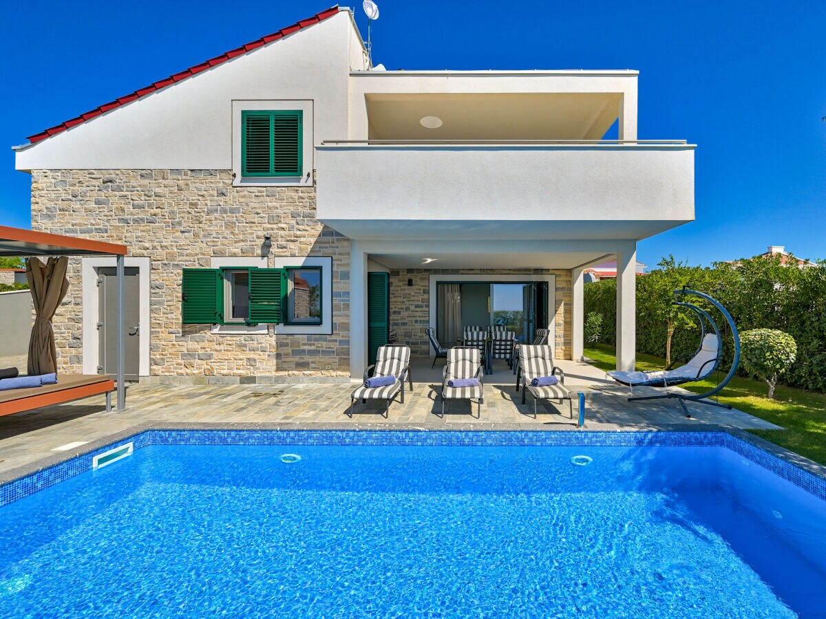 Property Image 2 - Stylish Cozy Villa with Heated Pool and Balcony