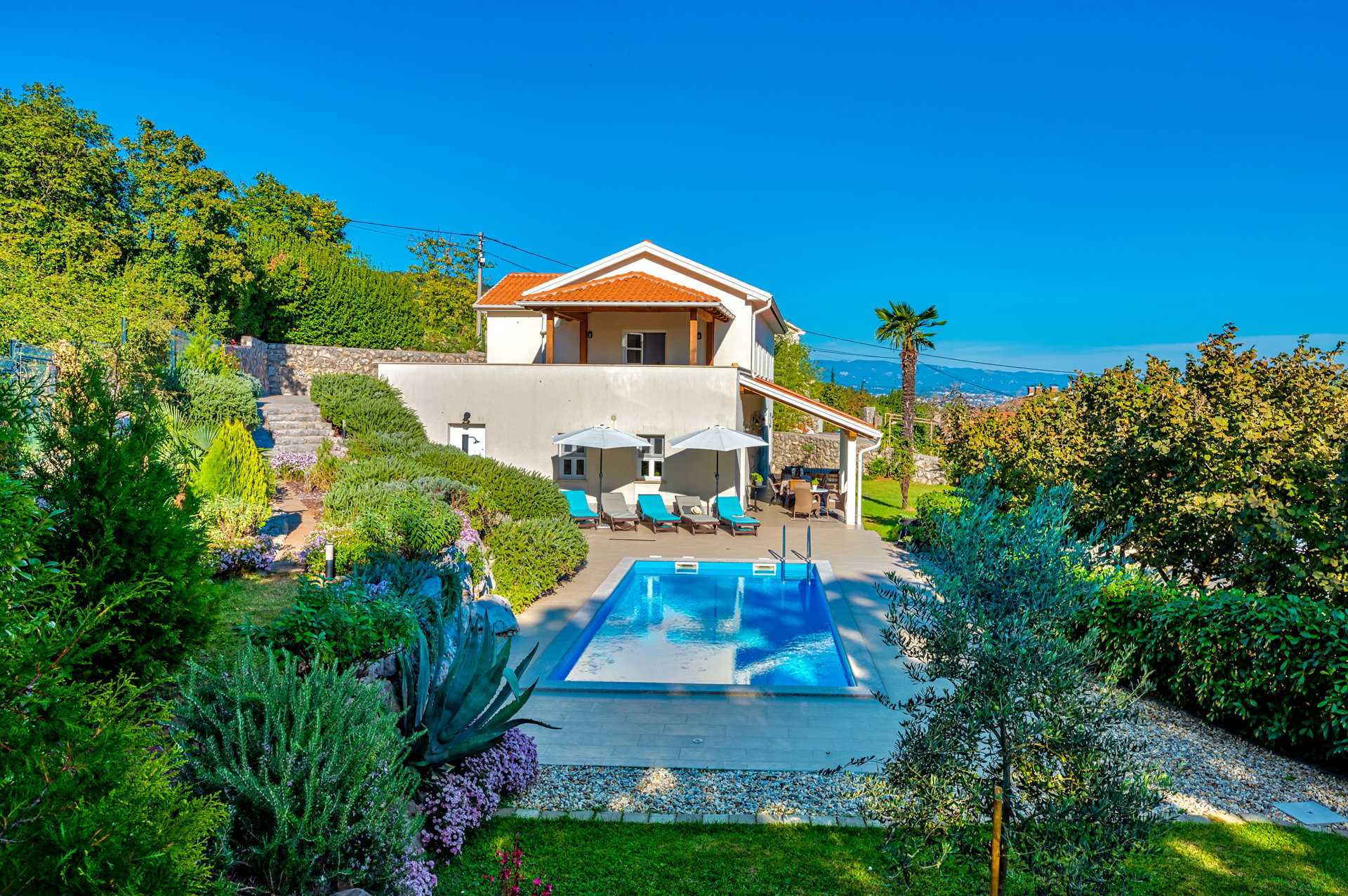 Property Image 1 - 4 Bedroom Villa with Sea Views