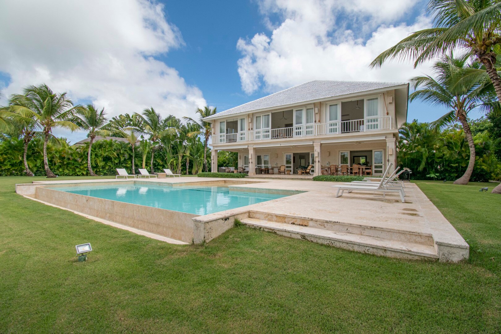 Property Image 2 - Golf-front villa with large spaces, staff and pool, situated in luxury beach resort