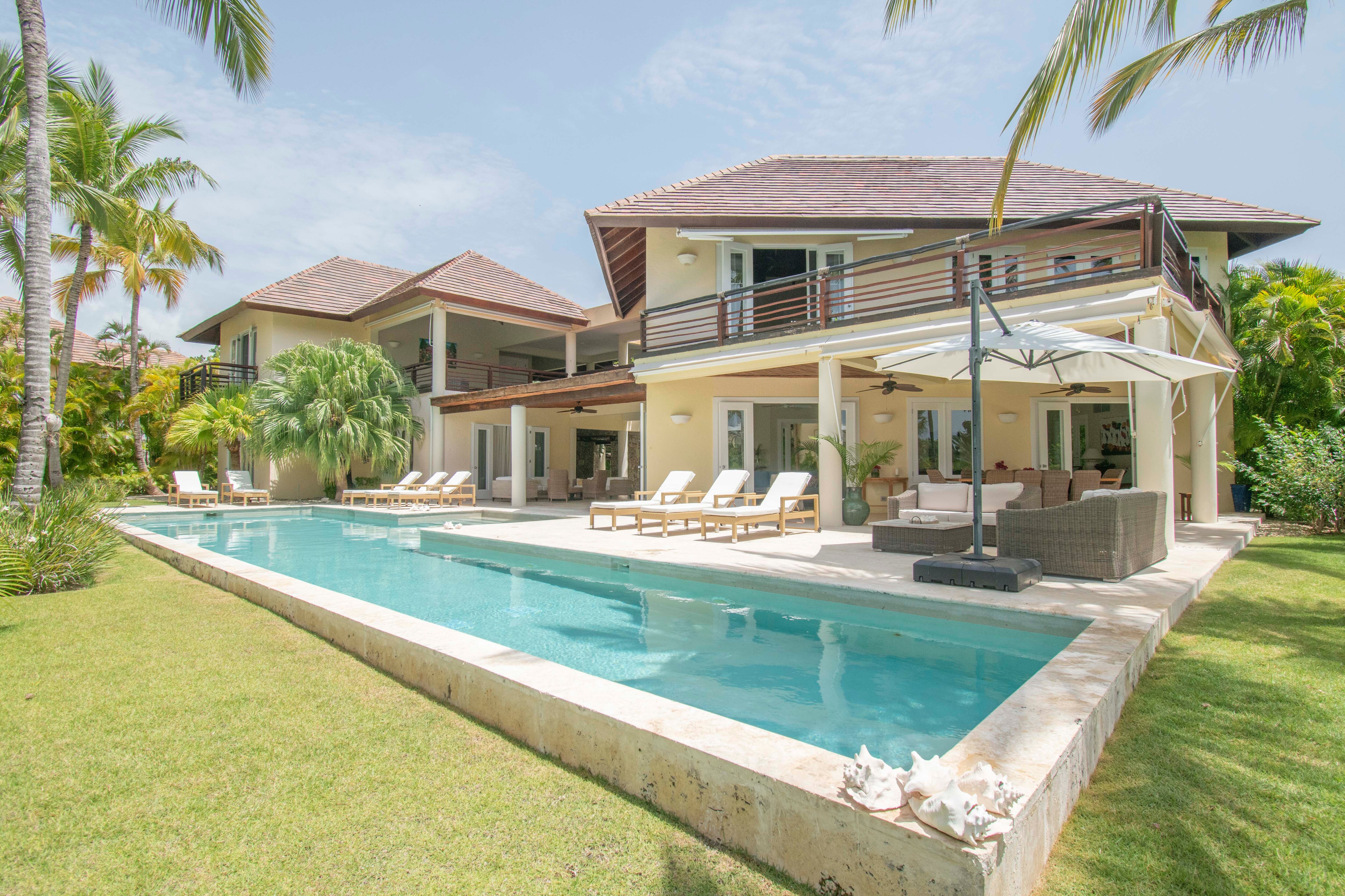 Property Image 1 - Spacious Lake Front Villa with In-Room Jacuzzis and Private Pool