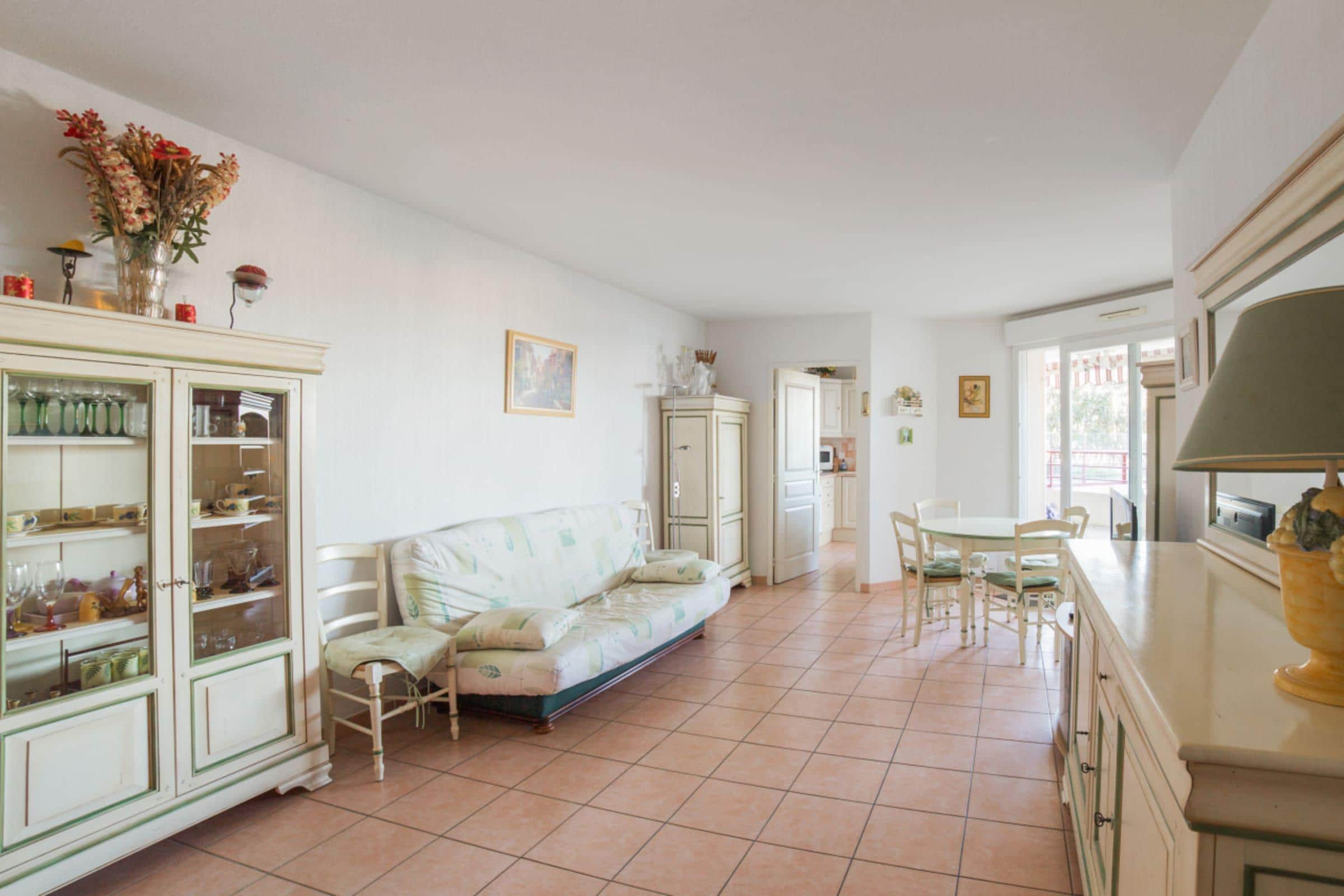 Property Image 2 - Classic Serene Apartment near Transport and the Beach