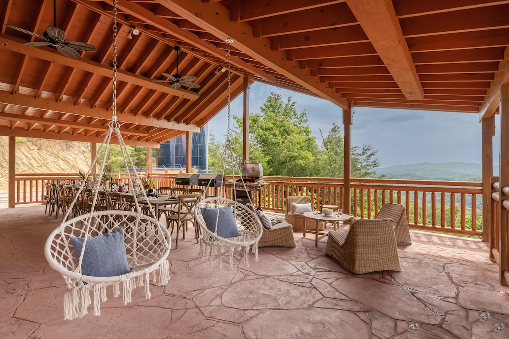 Spacious deck perfect for entertaining!