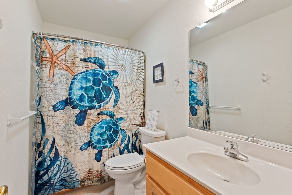 The Full Hallway bathroom offers ease of access all week long.