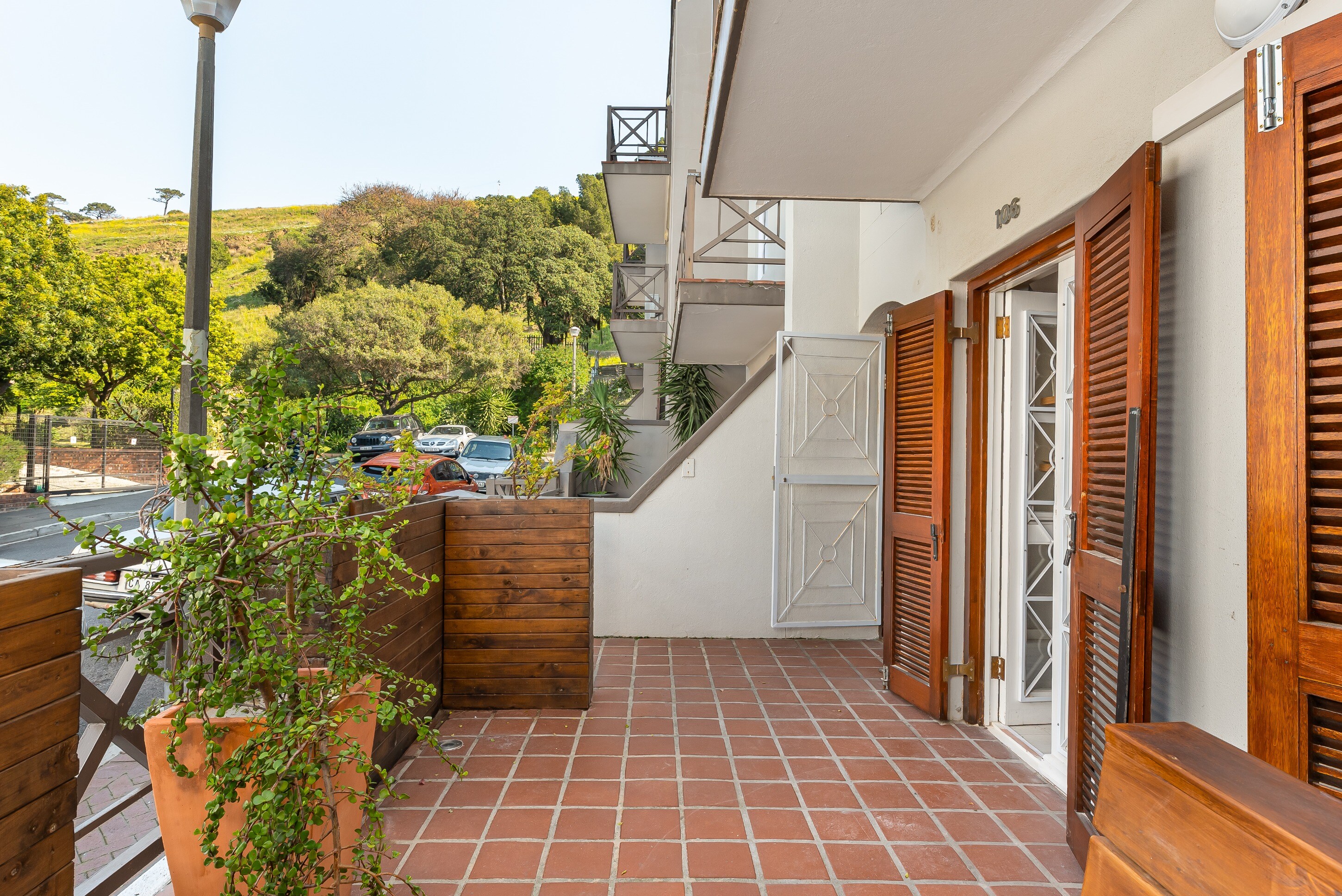 Property Image 1 - Airy Cottage within Proximity to Sea Point Promenade