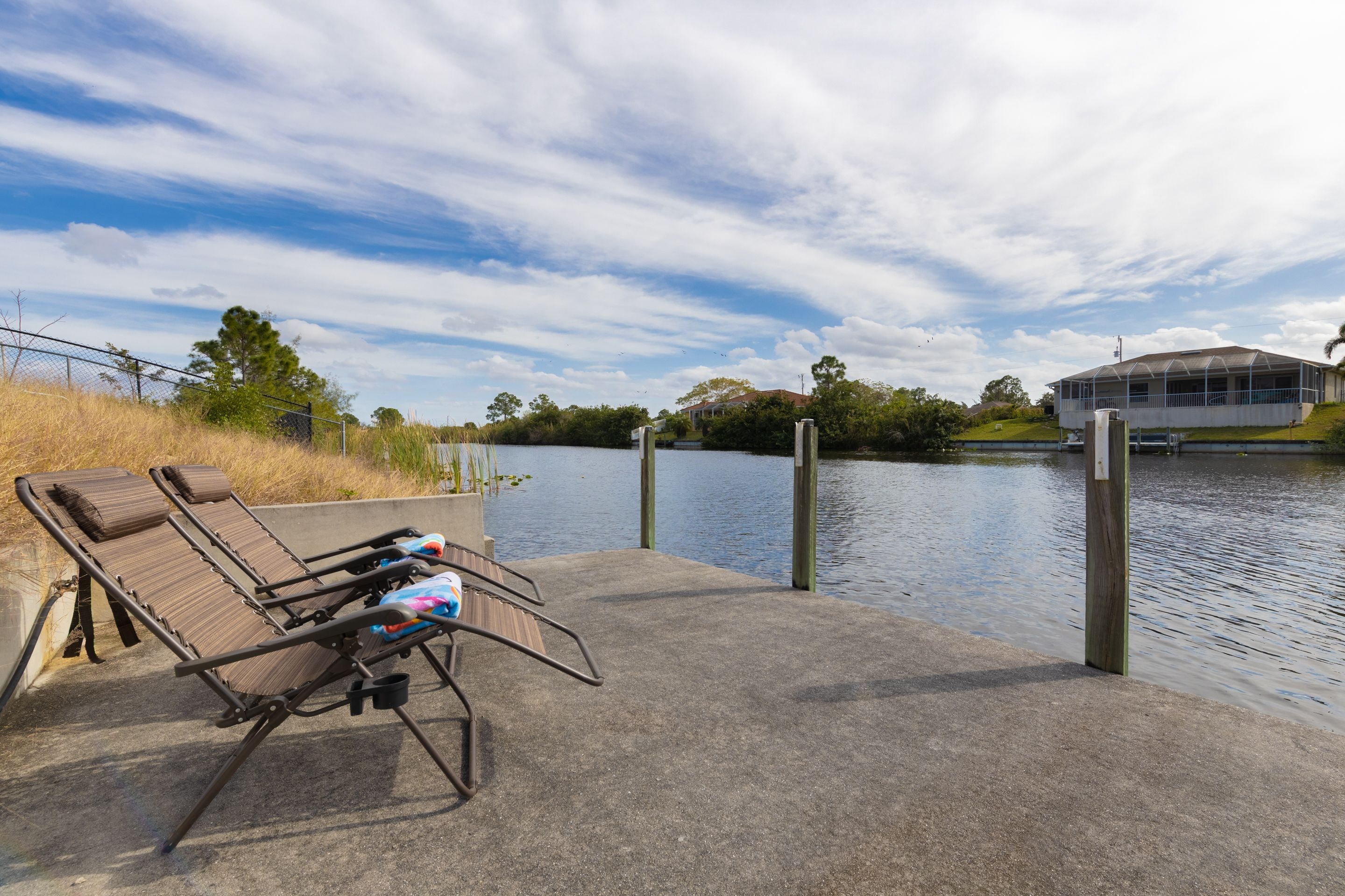 Seating area by the water