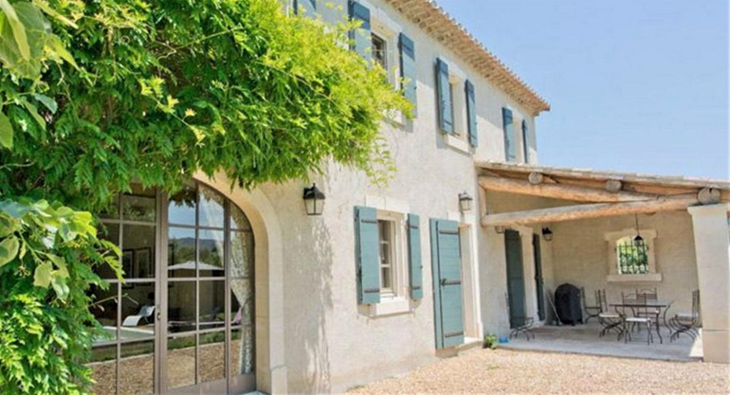 Lovely spacious 4-bedroom Provencal villa within walking distance of St Remy village centre