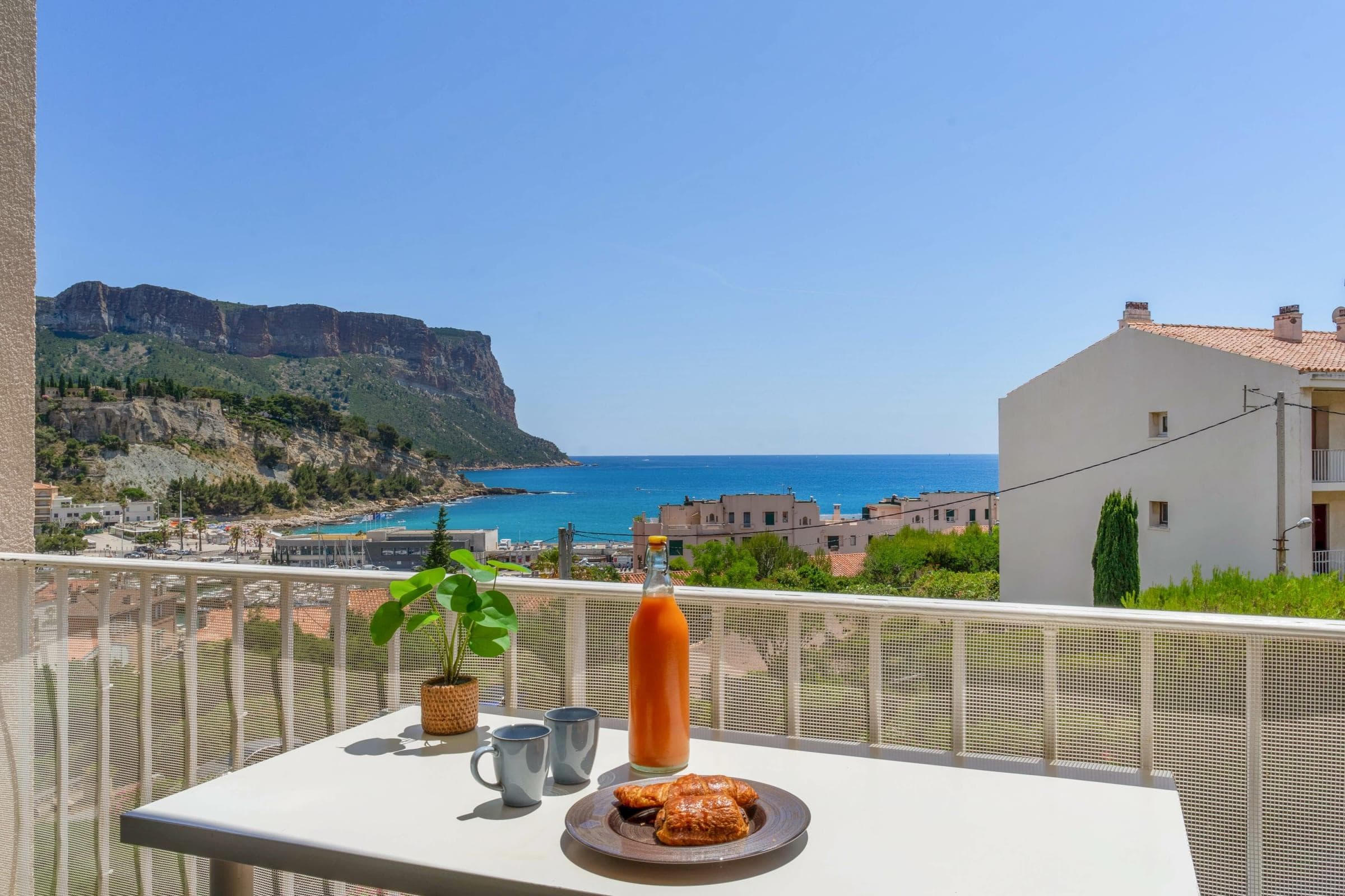 Property Image 1 - Superb bright flat with balcony and sea view in Cassis