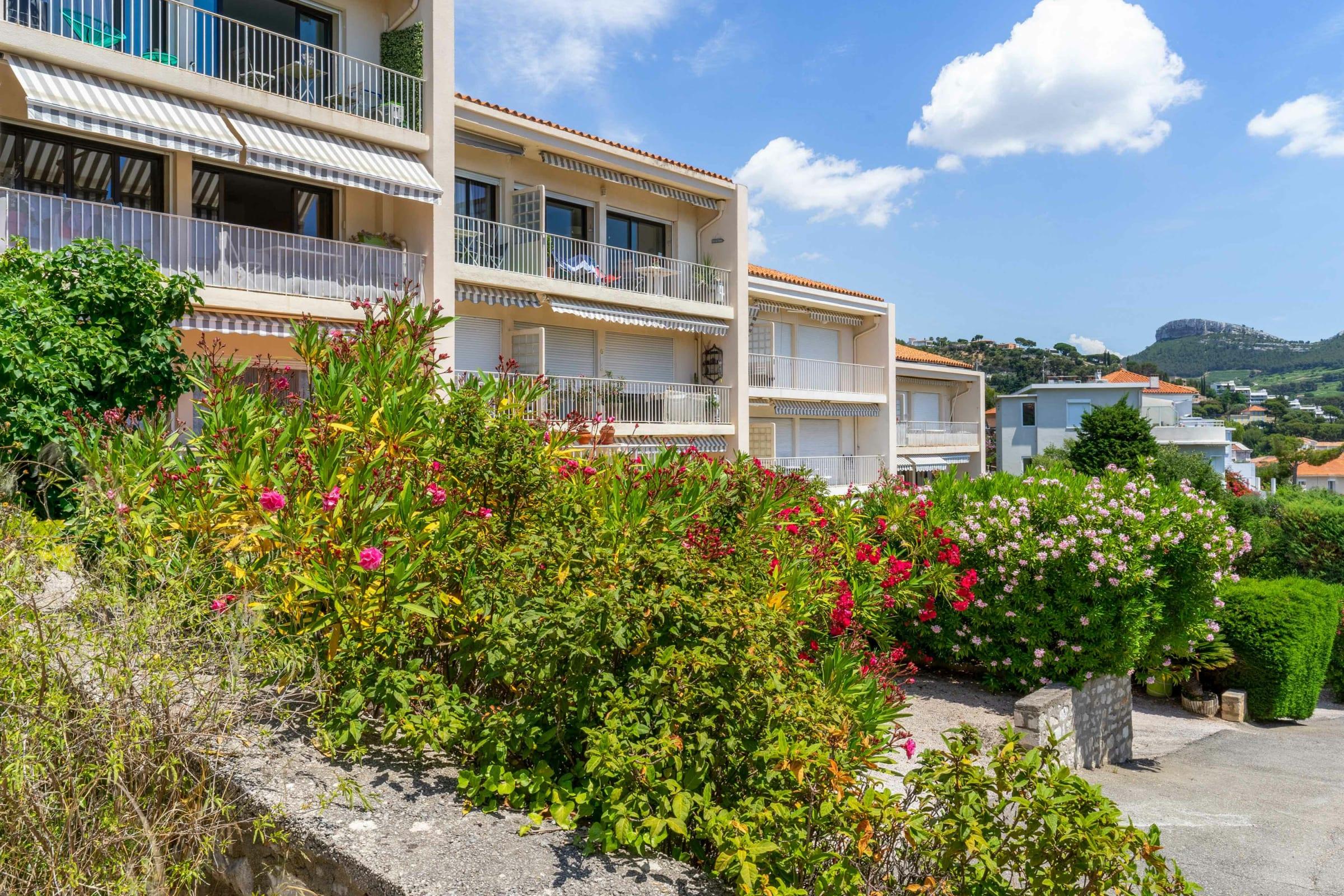 Superb bright flat with balcony and sea view in Cassis