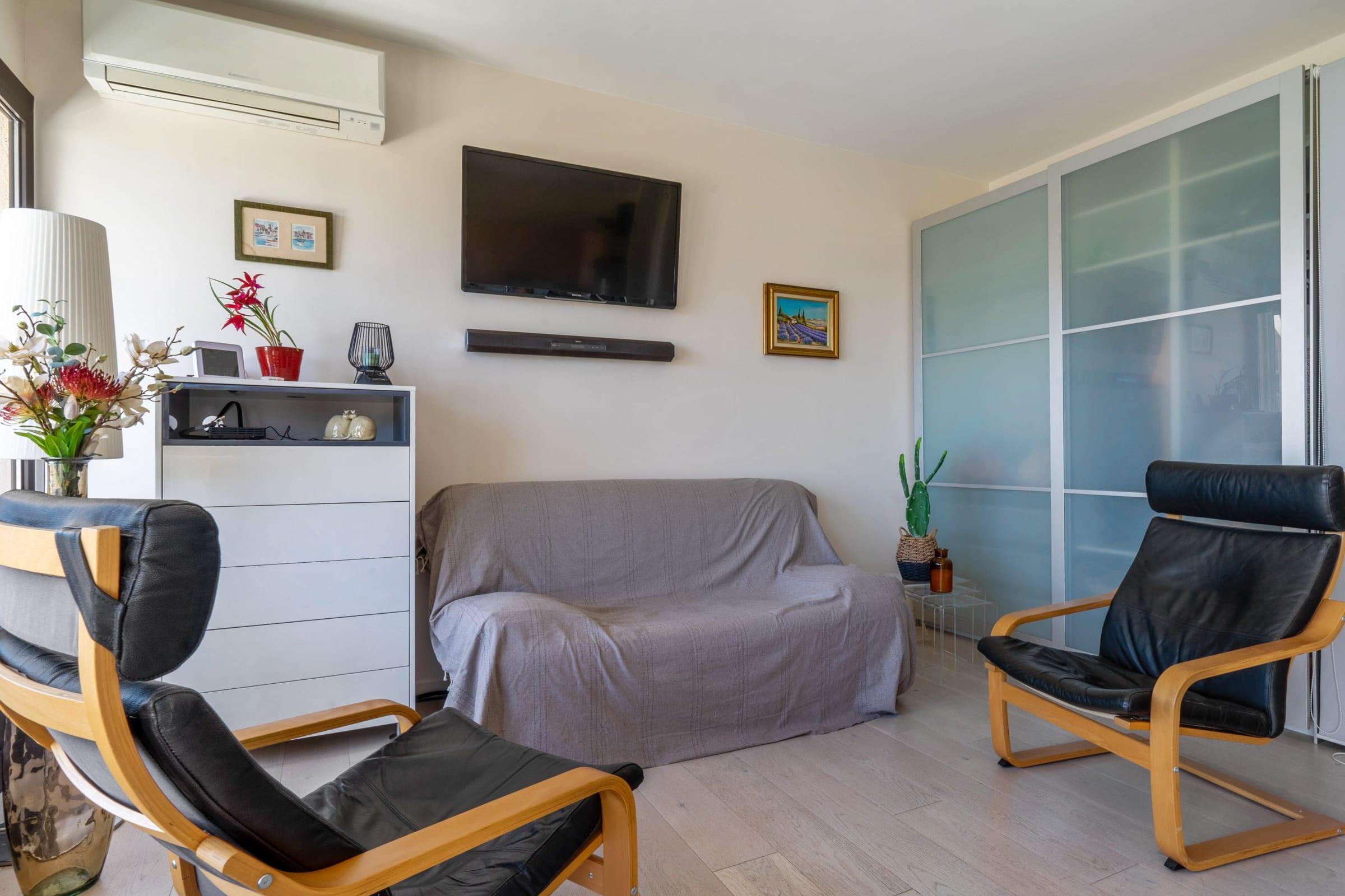 Superb bright flat with balcony and sea view in Cassis