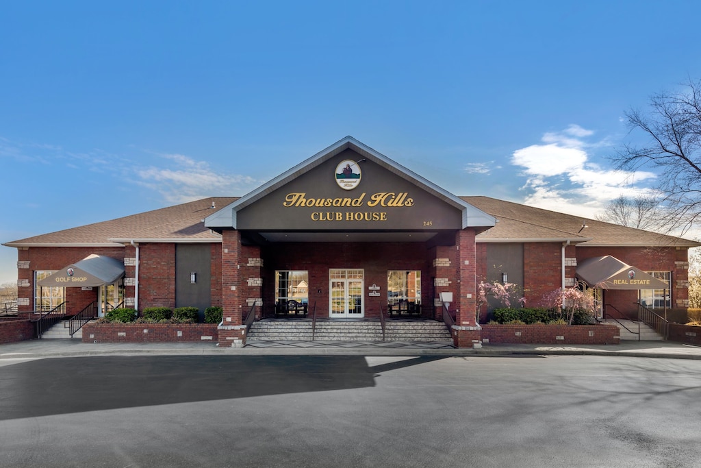 Check in that the Thousand Hills Clubhouse