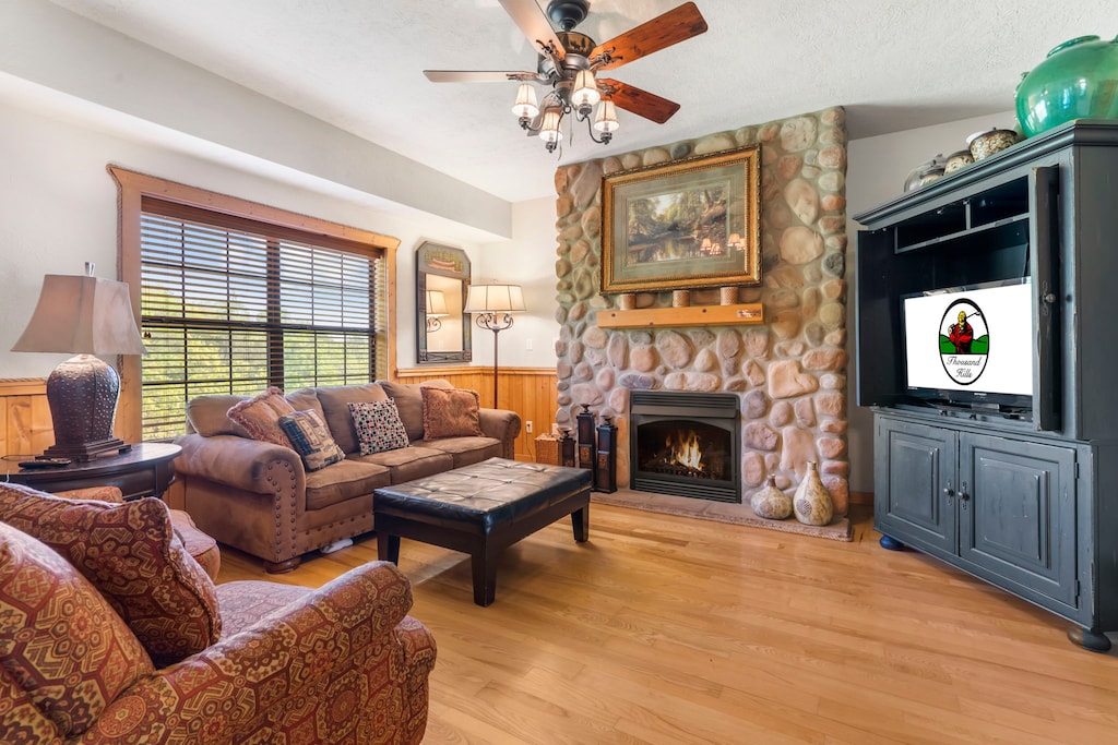 Living Room with Gas Fireplace, Cable TV/DVD, Sofa Bed