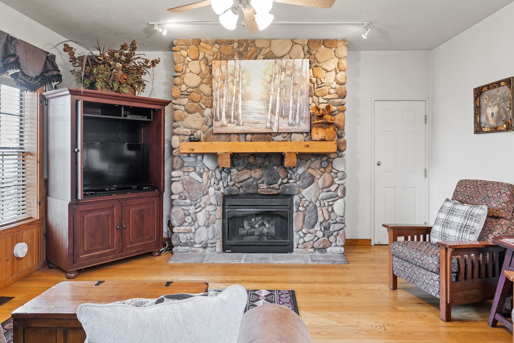 Cabin Two, Living Room - Fireplace & Cable TV