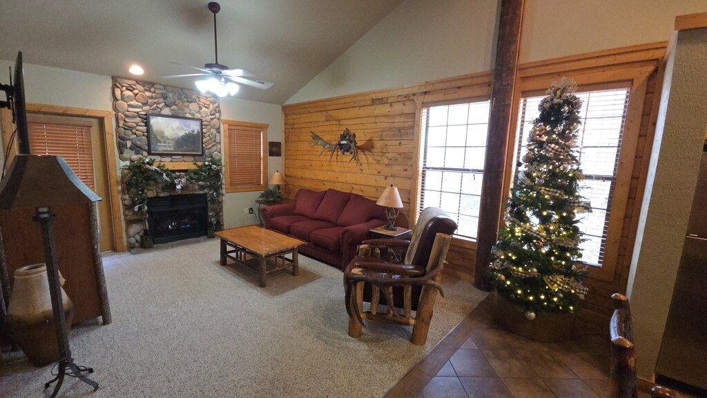 Holiday decorations may vary from year to year and are usually displayed from November 1 to January 3.