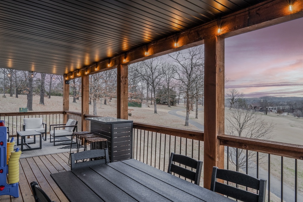 Deck/Dining Area