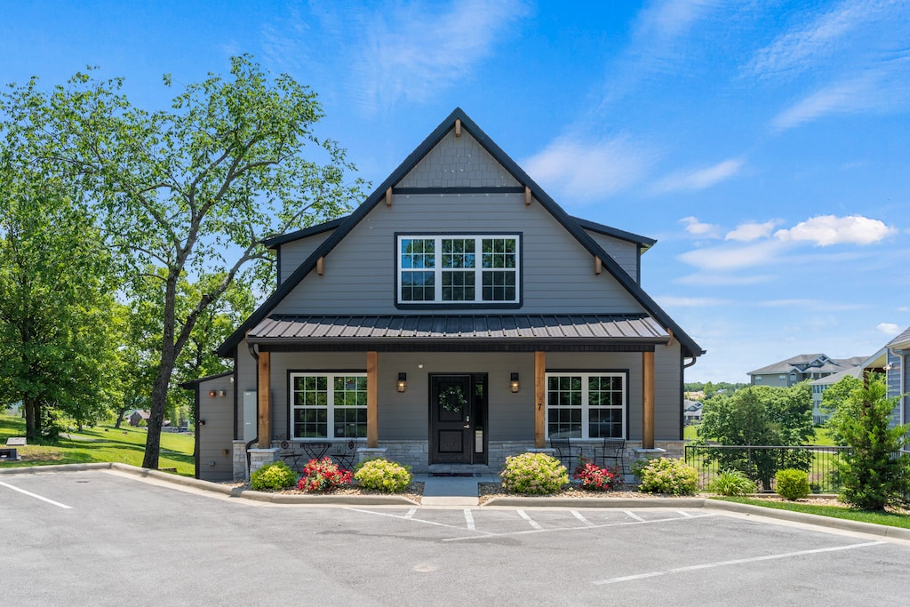 Lodge 7 Exterior- Leel Entry and Easy Parking!