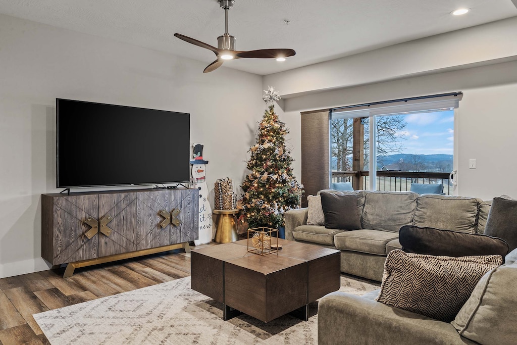 Holiday decorations may vary from year to year and are usually displayed from November 1 to January 3 each year.