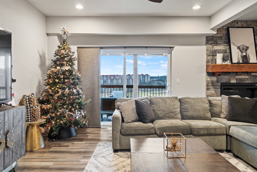 Holiday decorations may vary from year to year and are usually displayed from November 1 to January 3 each year.
