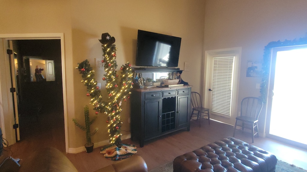 Holiday decorations are usually displayed from November 1 to January 3 each year and may vary from year to year.