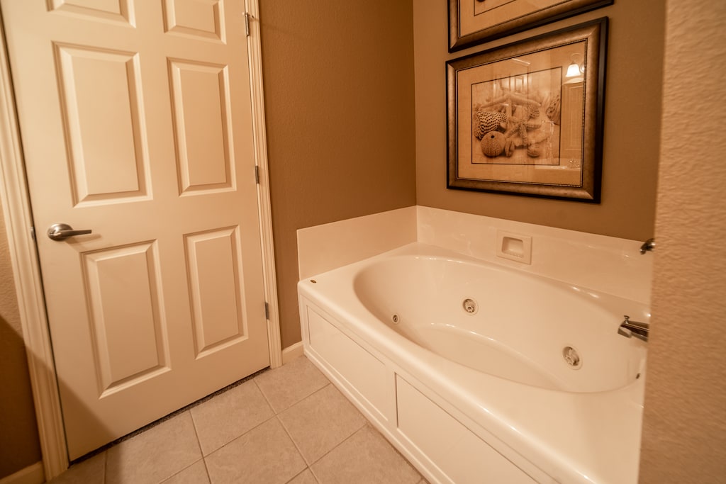 Master Bathroom - Jetted Tub
