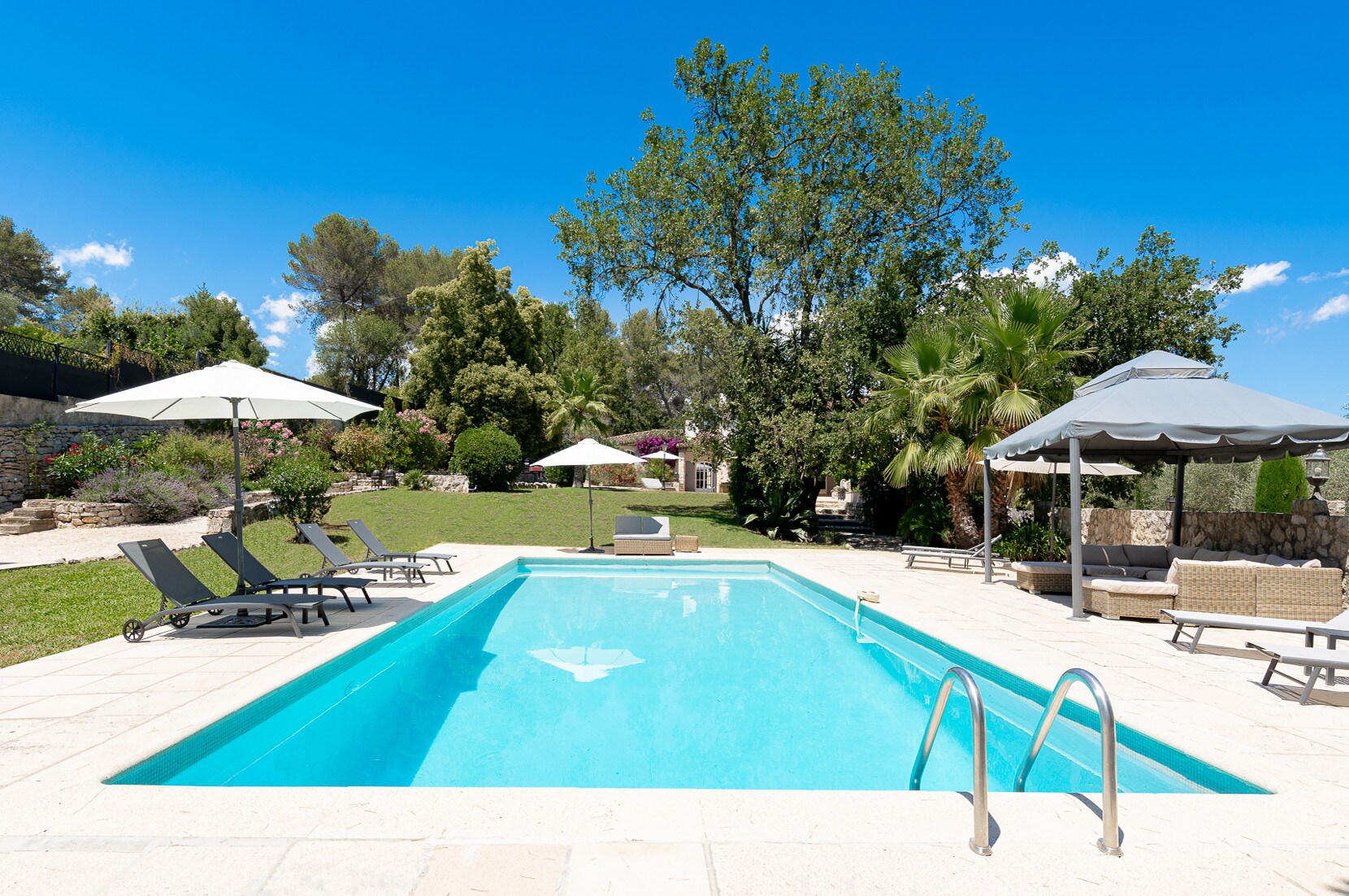 Property Image 2 - Large stone bastide with 6 bedrooms and heated pool, at walking distance to Valbonne village