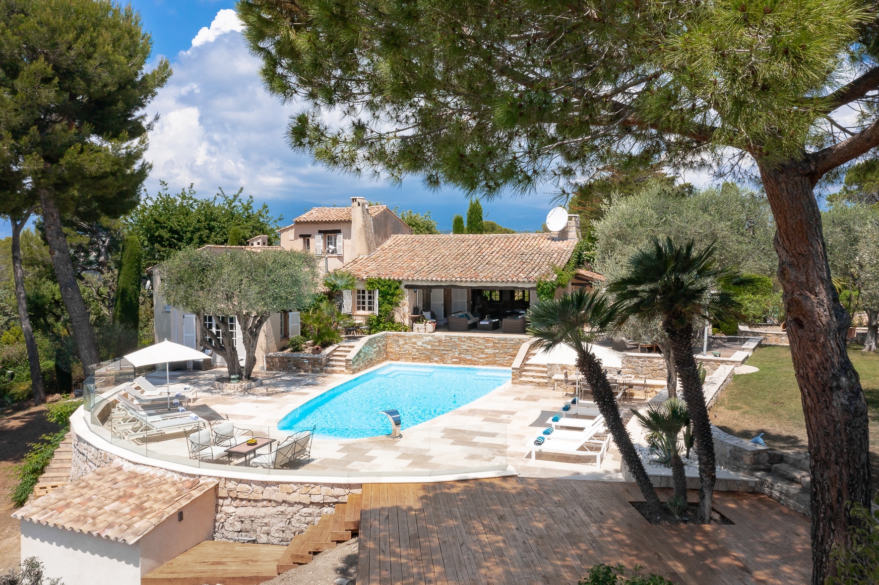 Property Image 1 - Characterful 6-bedroom villa with sea views in a prestigious domain in Mougins