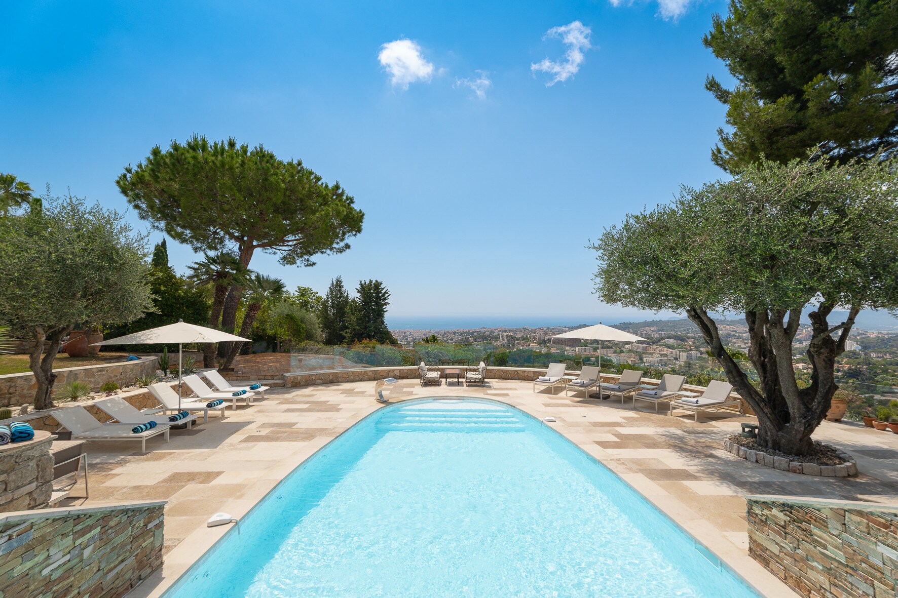 Property Image 2 - Characterful 6-bedroom villa with sea views in a prestigious domain in Mougins