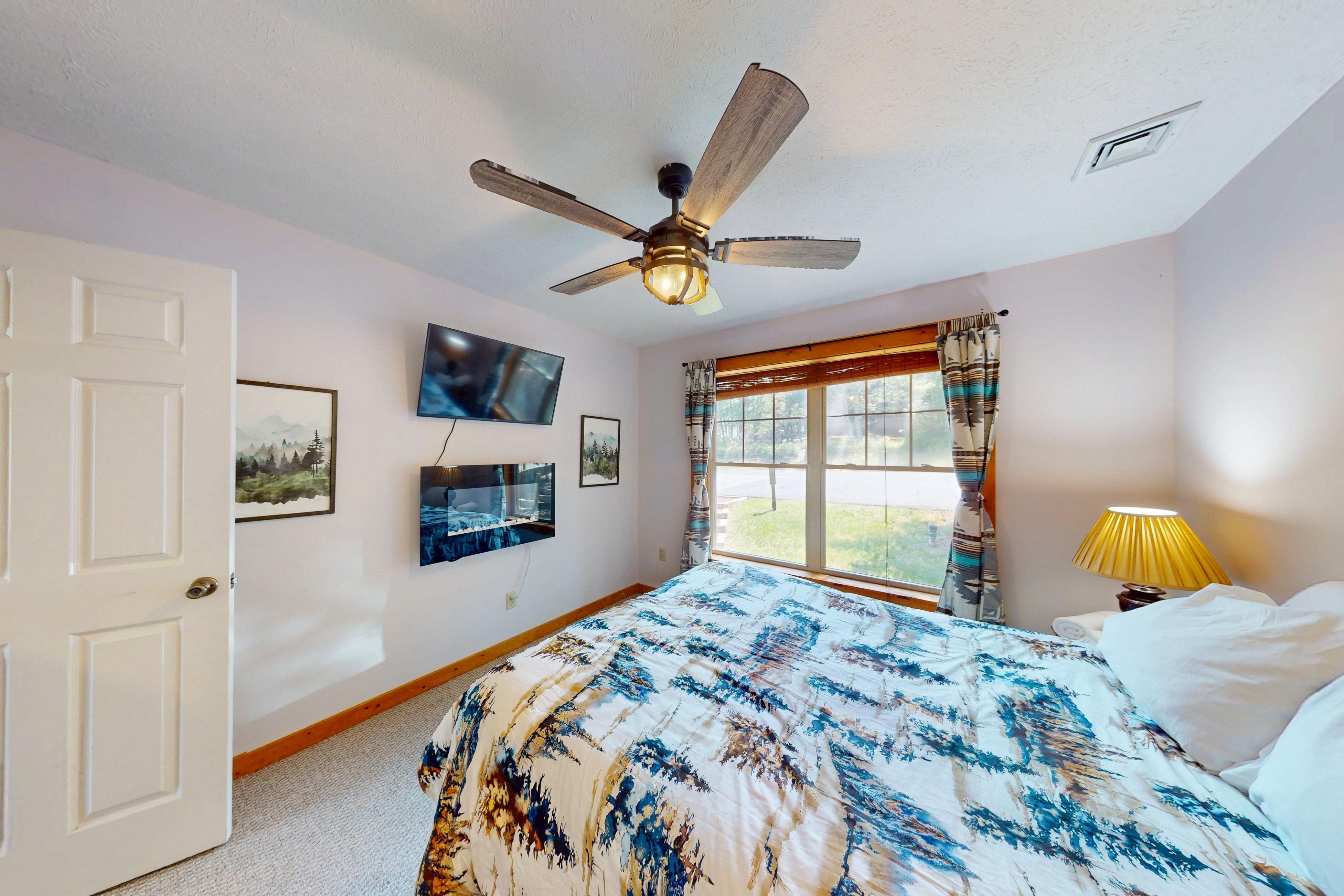 Cozy Mountain Retreat in Northridge Cozy Mountain Retreat in Northridge