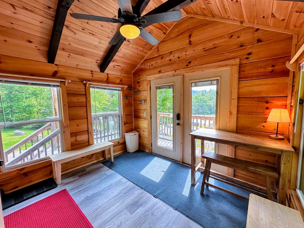 A fantastic location, beautiful mountain views, 5 minutes from Bretton Woods and 20 minutes from Franconia Notch, Cannon and Santa's Village.