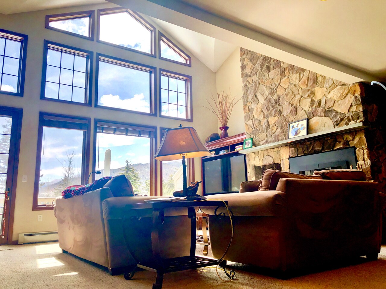 SH8 boasts of its sophisticated mountain decor and gorgeous views of the Bretton Woods Ski Slopes all the way into Crawford Notch!