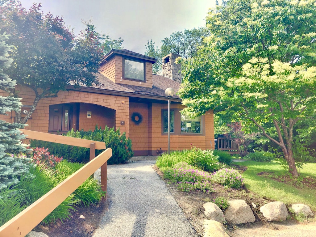 This family-friendly, lovely all-season townhome located slope side in the Forest Cottage development is a few minute walk from the world class ski trails and close to all that Bretton Woods has to offer.