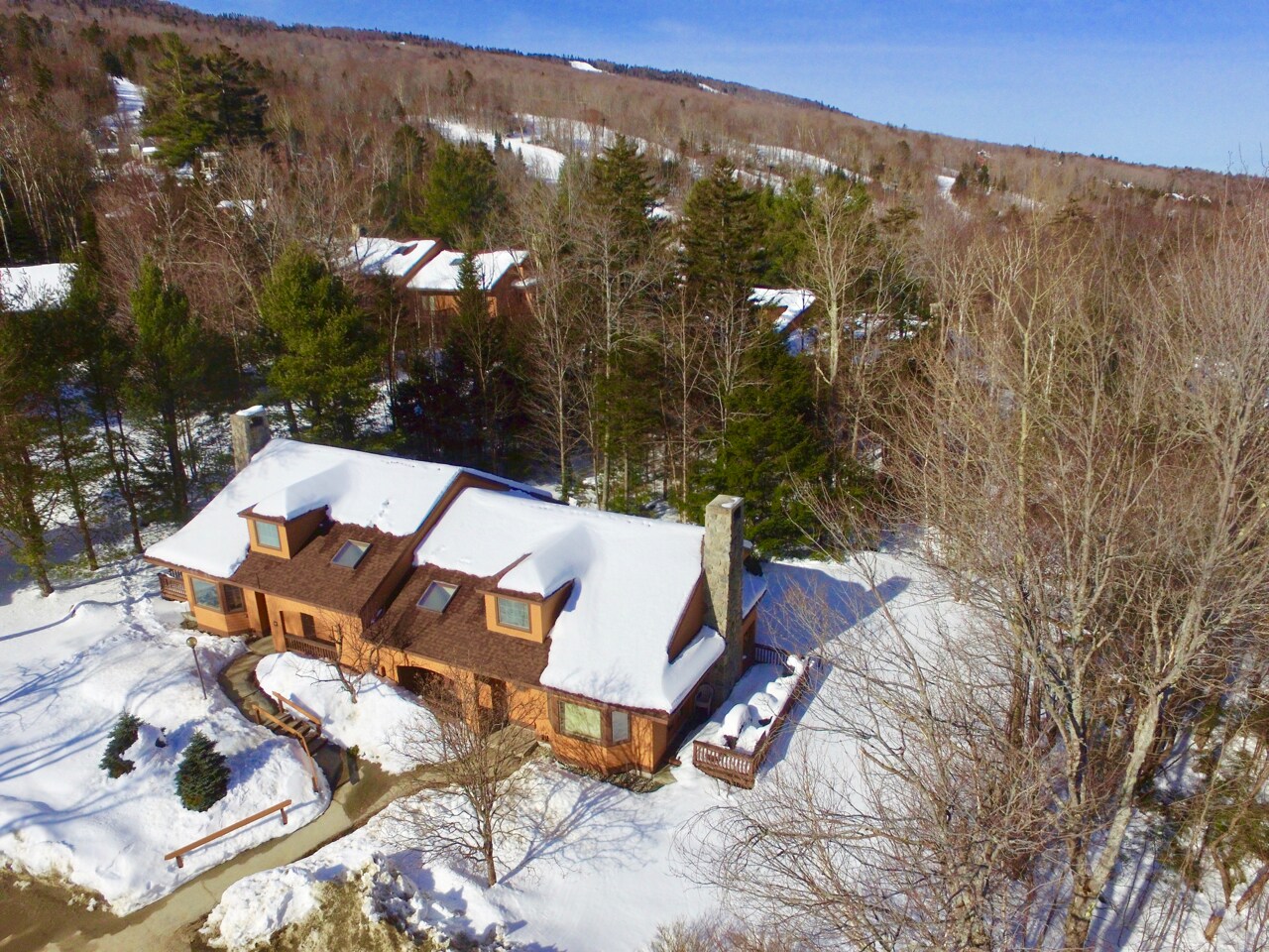 This family-friendly, lovely all-season townhome located slope side in the Forest Cottage development is a few minute walk from the world class ski trails and close to all that Bretton Woods has to offer. Immerse yourself in the beautiful scenery of the p