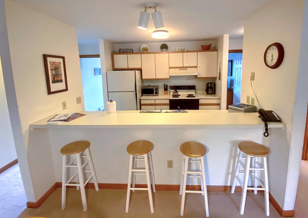 Well-equipped kitchen and breakfast bar