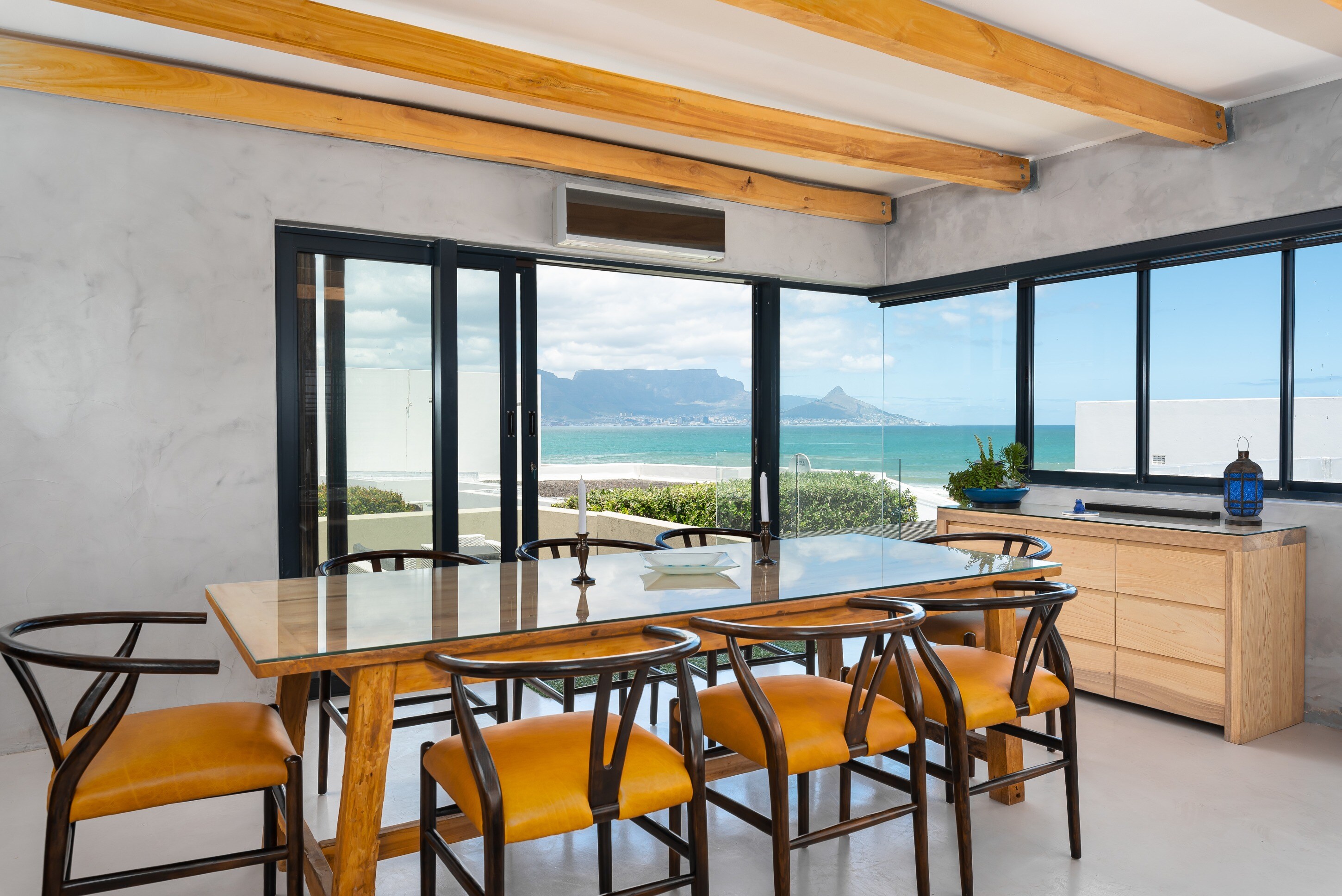 Property Image 2 - Spacious and light four bedroom overlooking Blouberg beach and Table Mountain