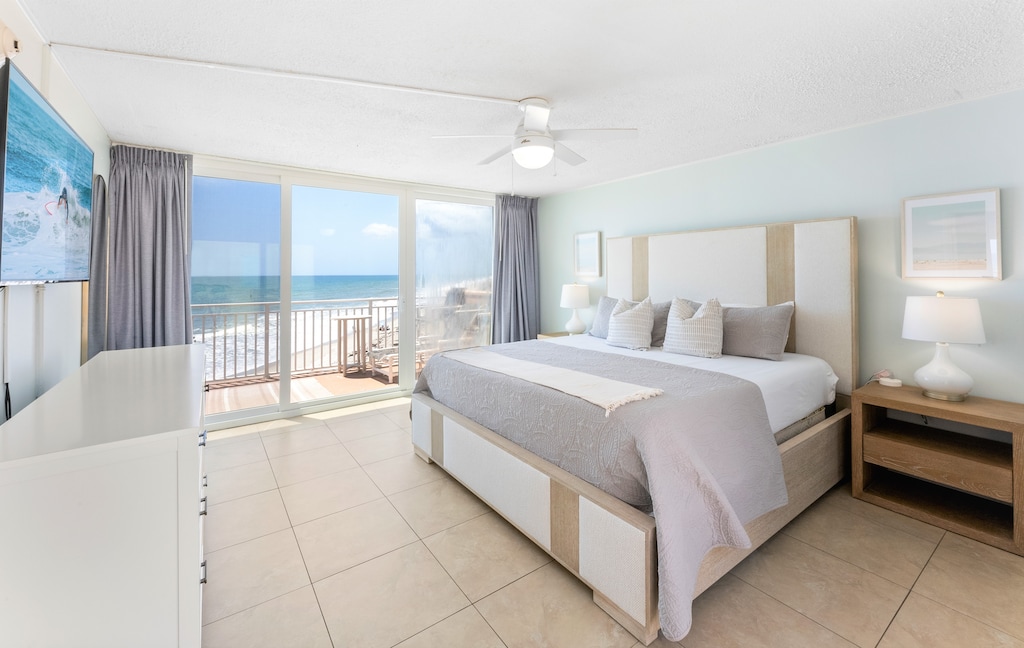 Master bedroom  with King bed, TV, spacious balcony and hot tub on the rooftop