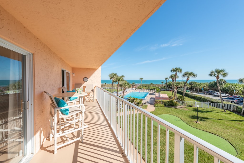 Large balcony with breathtaking ocean views—relax and soak up the scenery