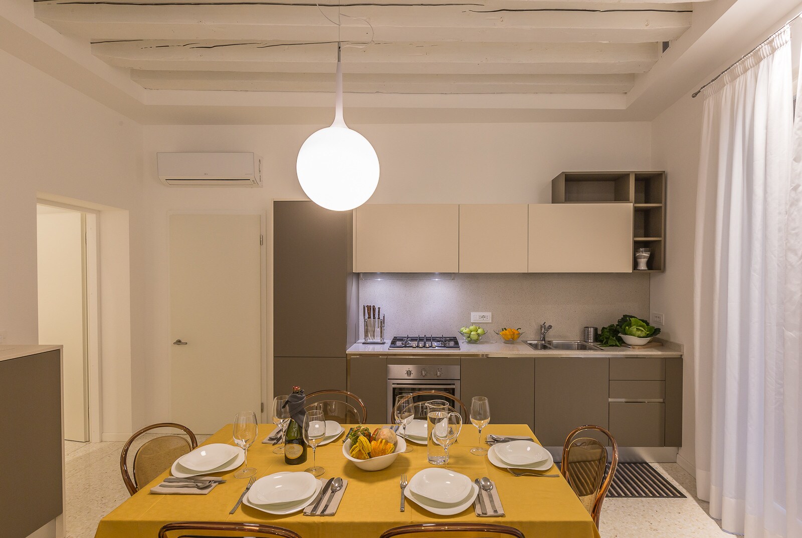 Property Image 2 - Comfort and Design in a super Central Venice Location