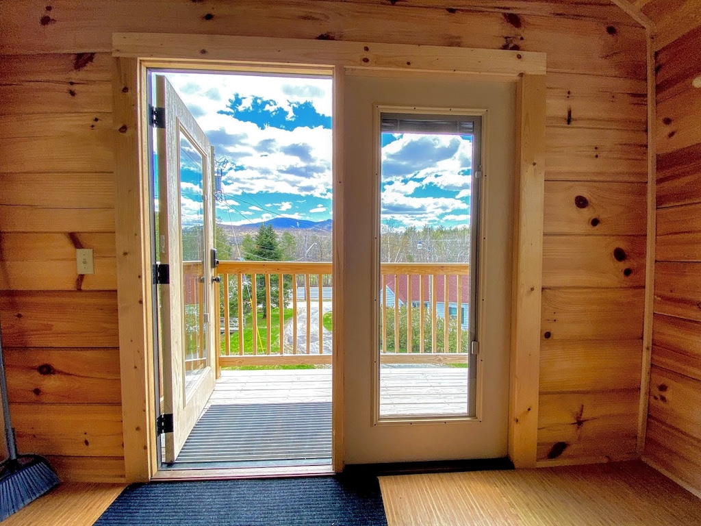 A fantastic location, beautiful mountain views, 5 minutes from Bretton Woods and 20 minutes from Franconia Notch, Cannon and Santa's Village.