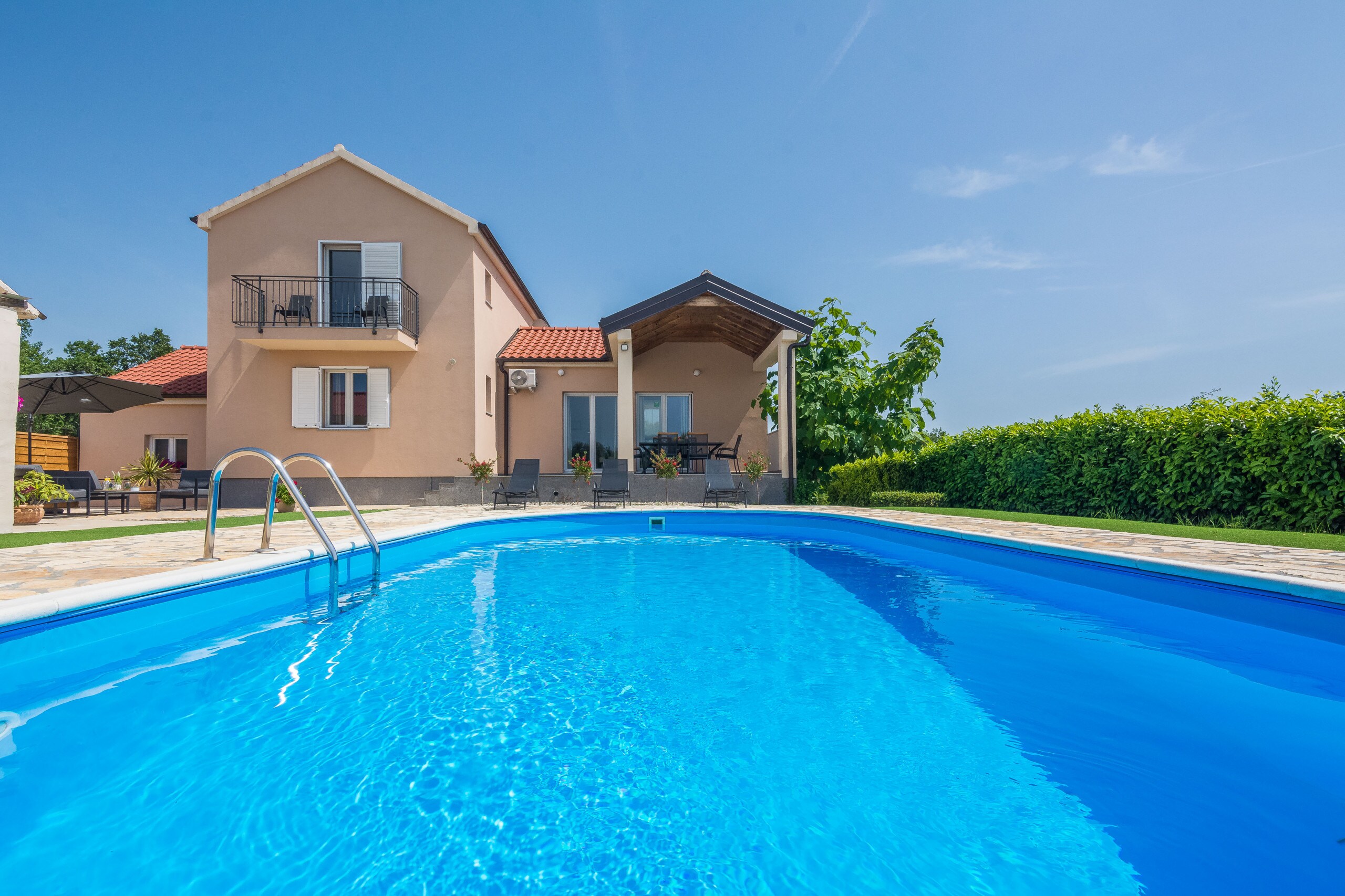 Property Image 1 - Vibrant Home with Pool and BBQ on a Private Estate