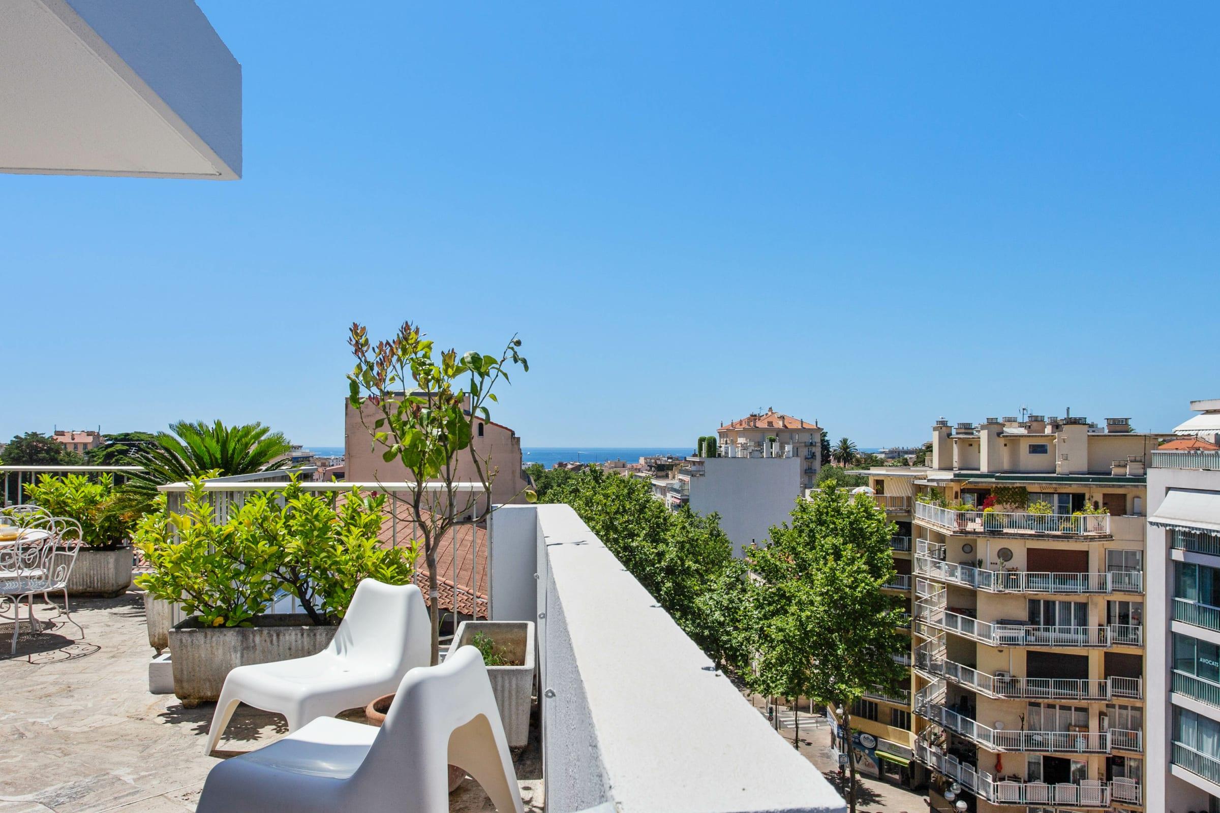 Property Image 2 - Bright penthouse with large terrace and garage in Cannes