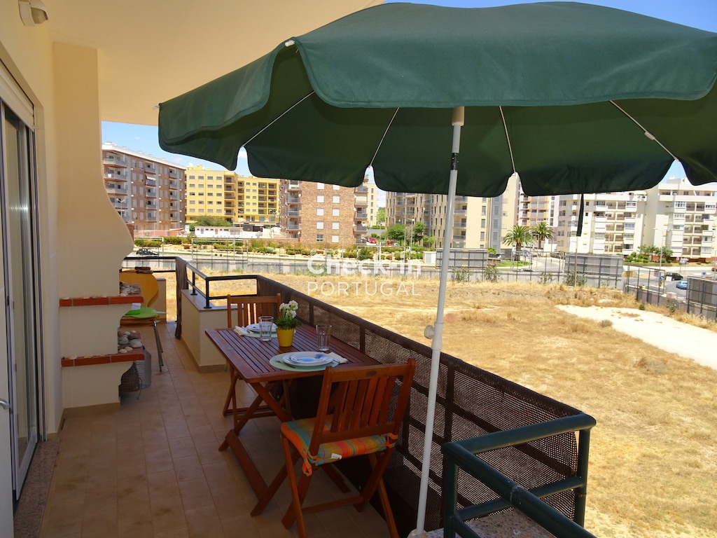 Apartment for 8 people in Armação de Pêra, with 3 bedrooms, fully equipped, 150 meters from the beach