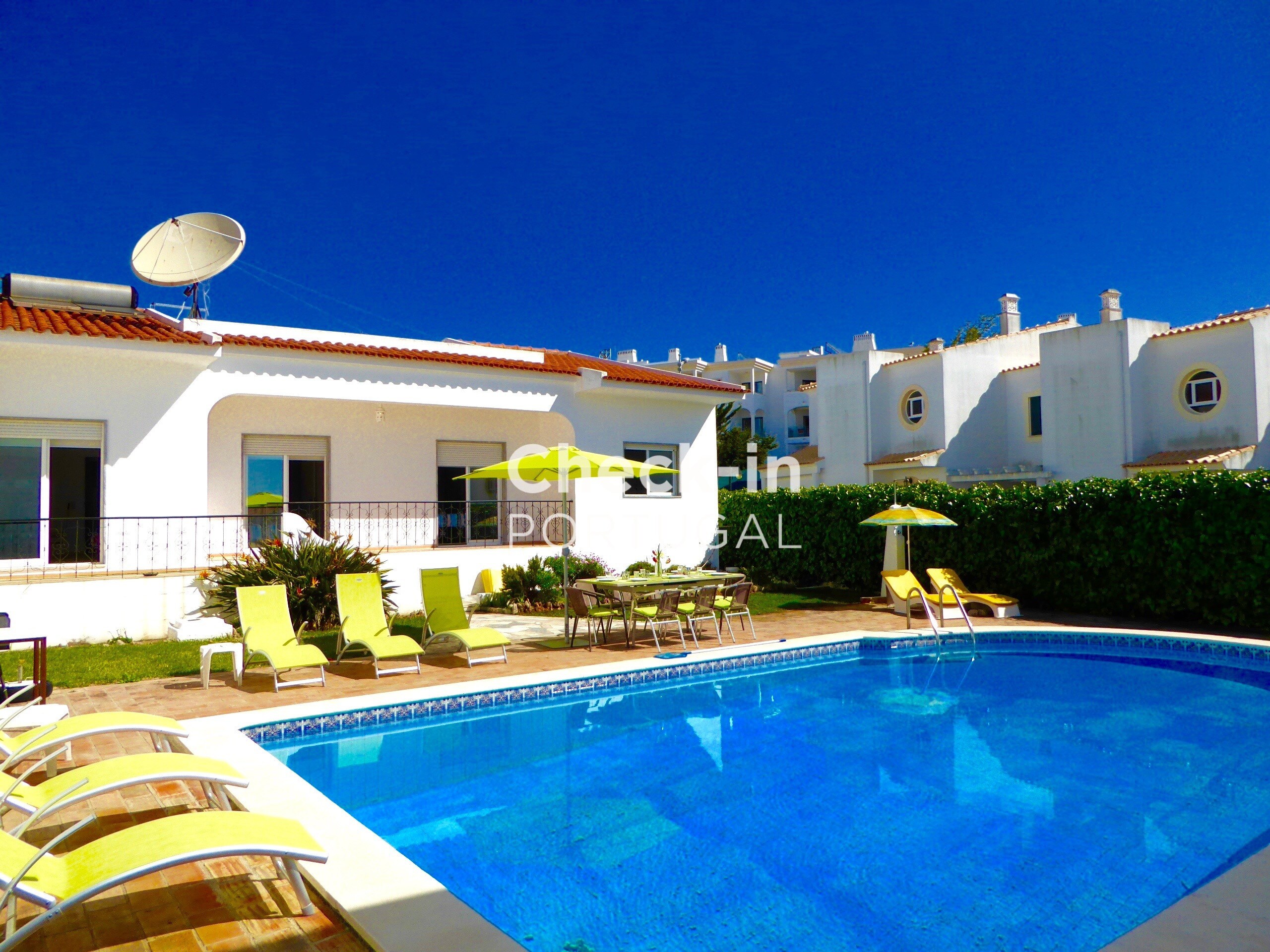 Villa, Albufeira, 3 bedrooms, 300 m from the Strip and 1.5 km from the beach, with a pool
