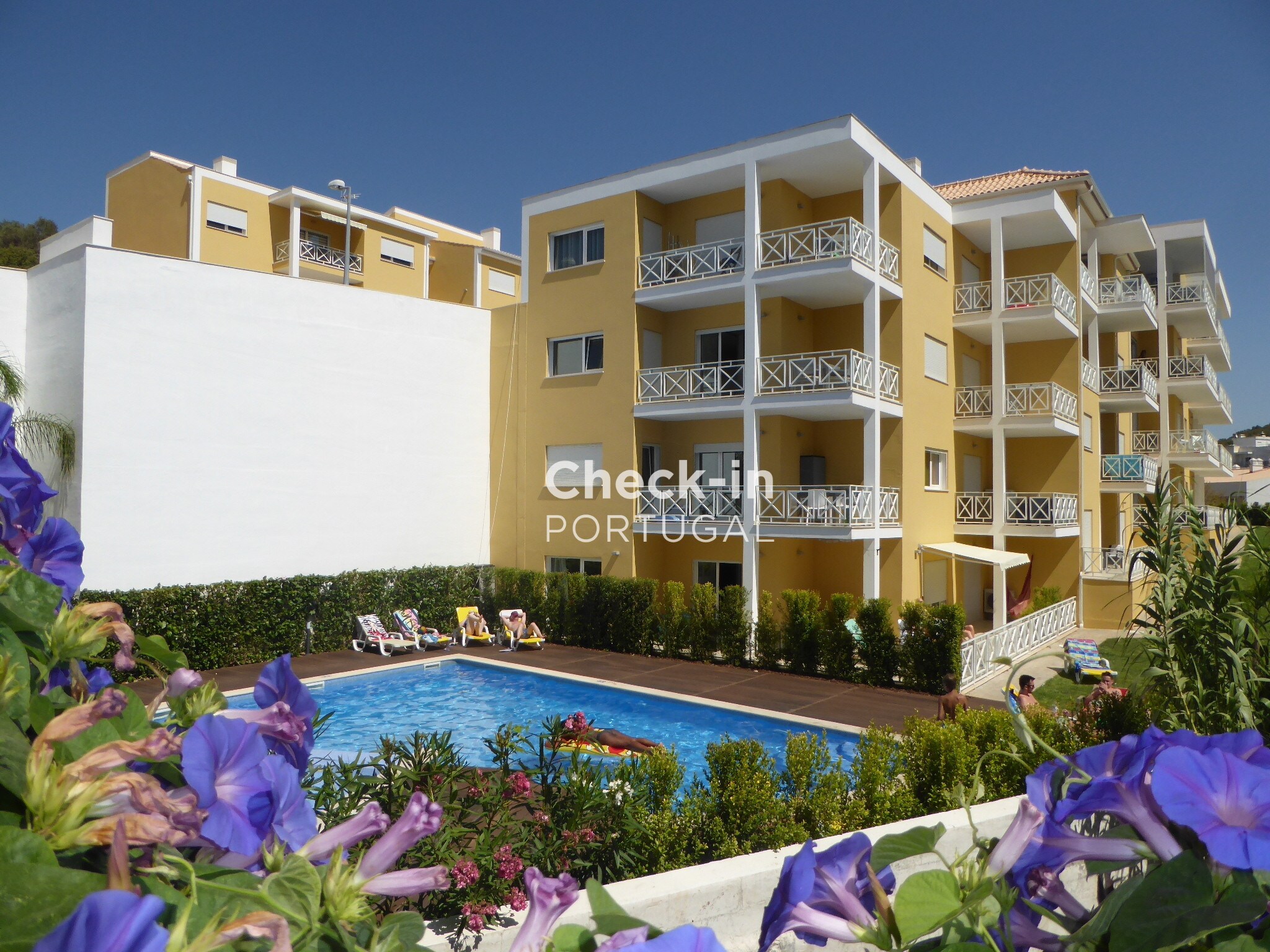 Apartment for 6 people in Albufeira with pool access, fully equipped, in the center and located near several beaches.