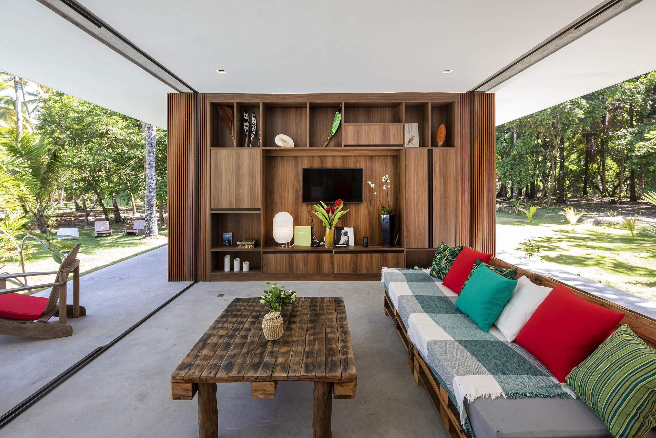 Contemporary Lively Home with Captivating Scenery